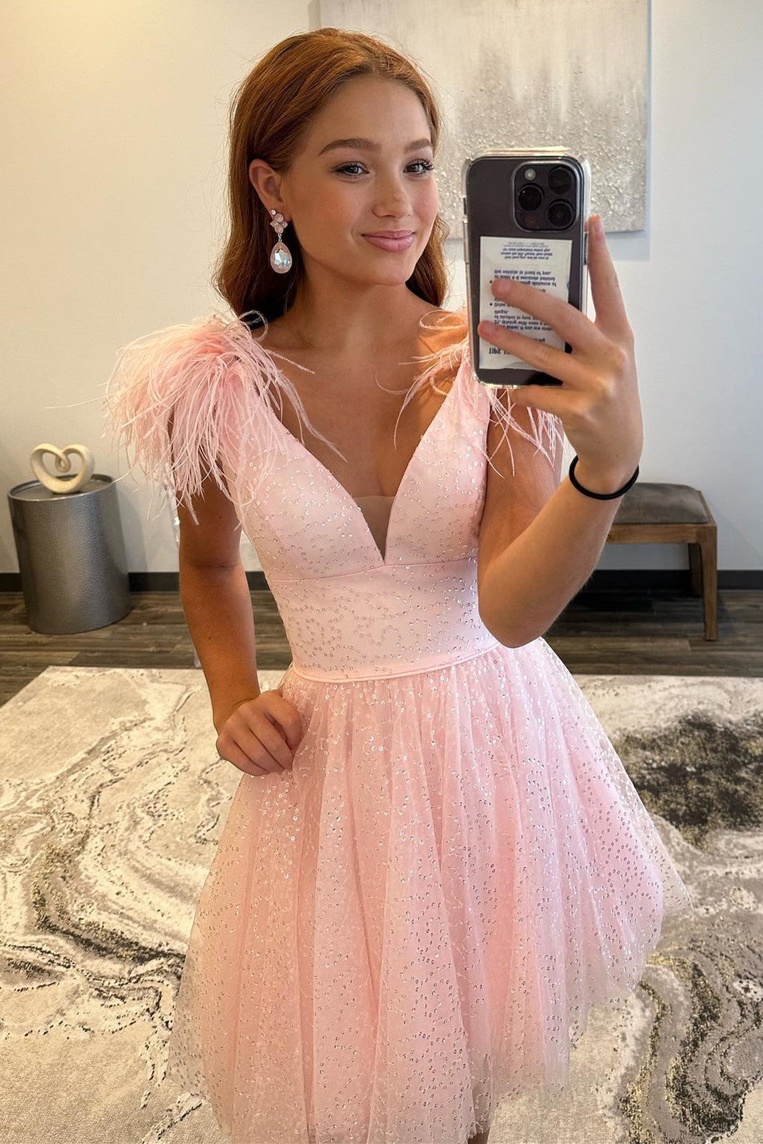 Vestido de fiesta de bienvenida de tul con escote en V profundo y plumas, corte en A