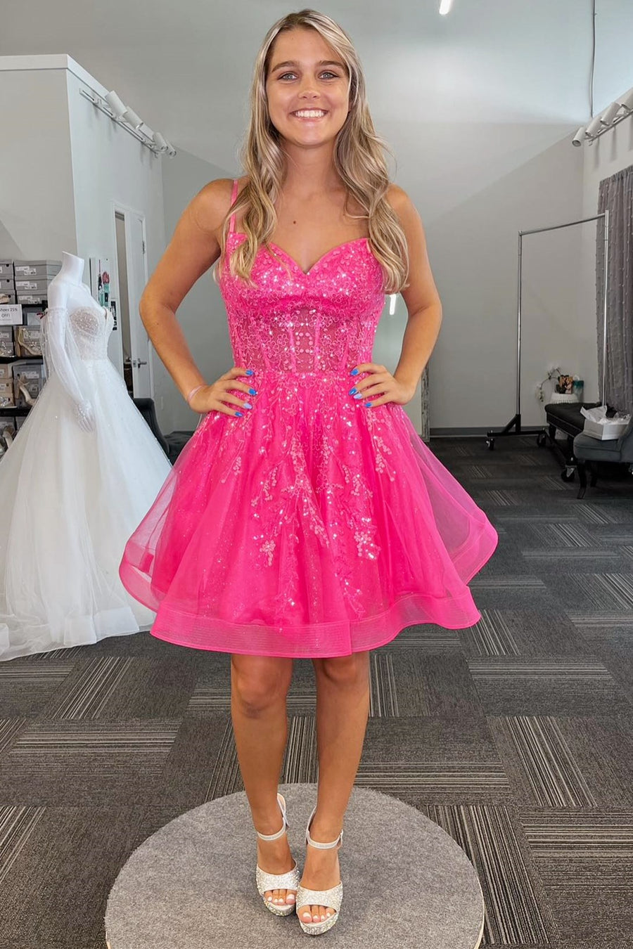 Vestido de fiesta de bienvenida de corte en A con tirantes finos, lentejuelas y tul