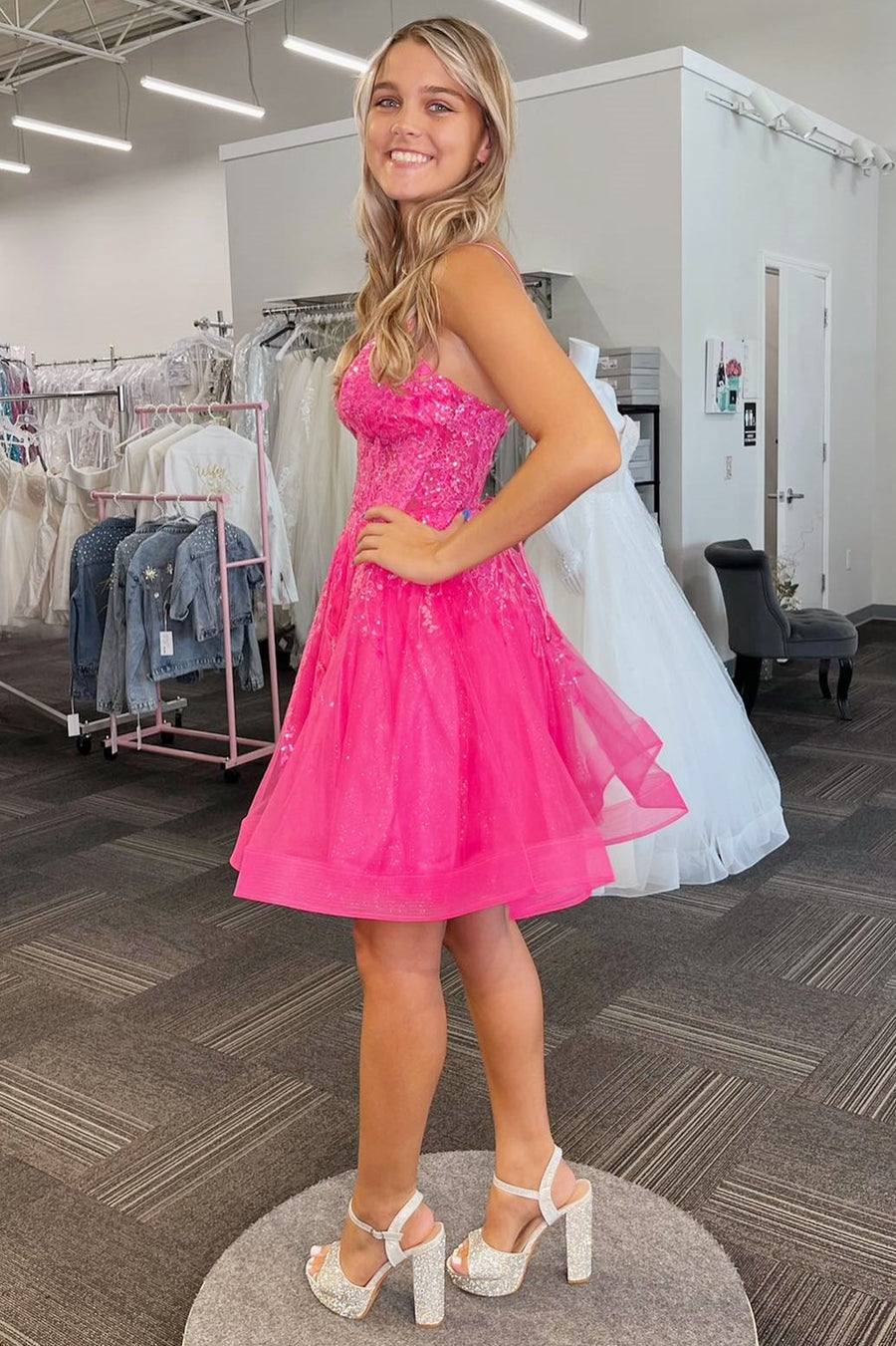 Vestido de fiesta de bienvenida de corte en A con tirantes finos, lentejuelas y tul