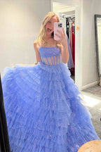 Vestido de fiesta de tul brillante con corsé sin tirantes y corte en A con volantes