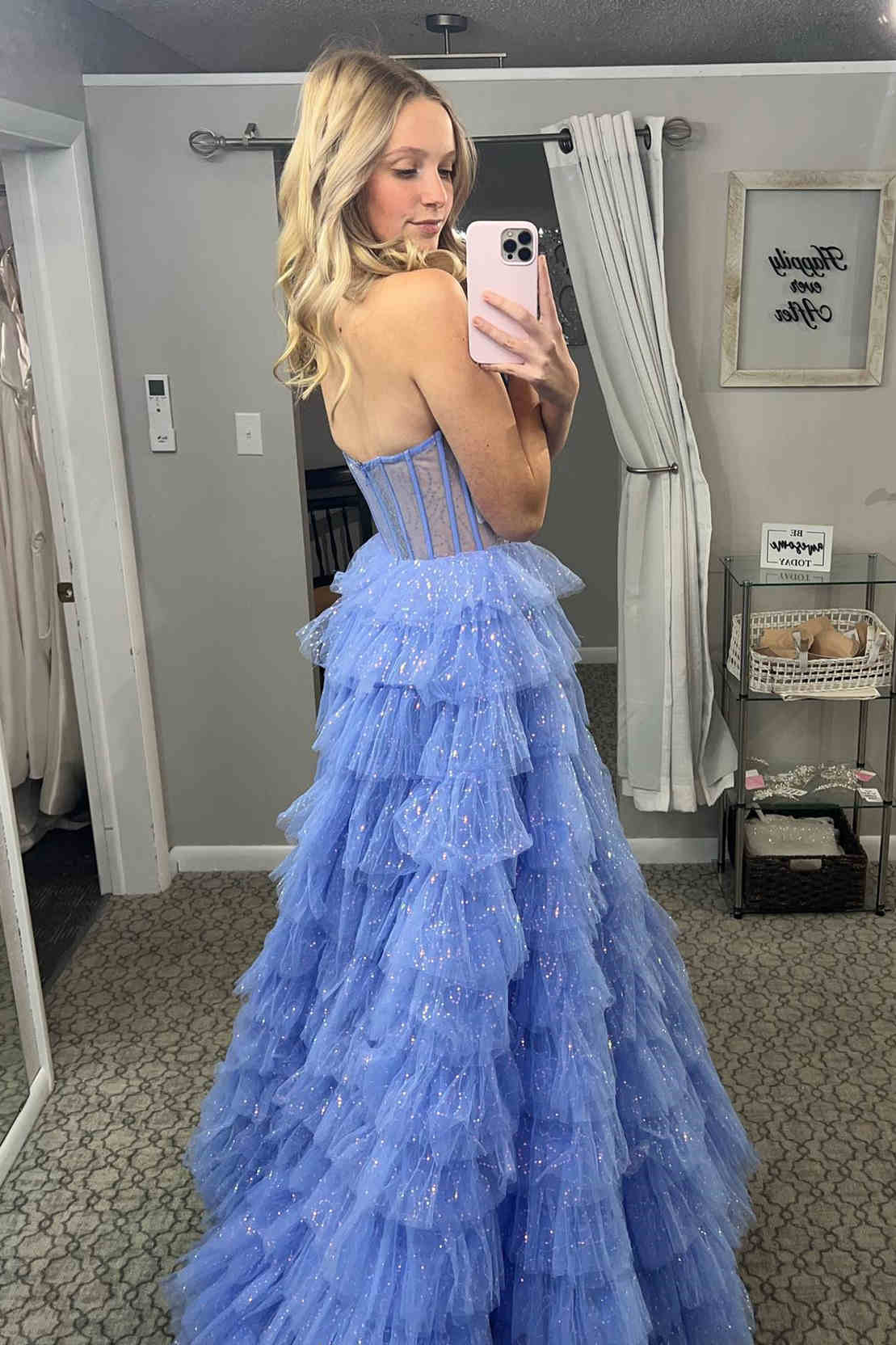 Vestido de fiesta de tul brillante con corsé sin tirantes y corte en A con volantes