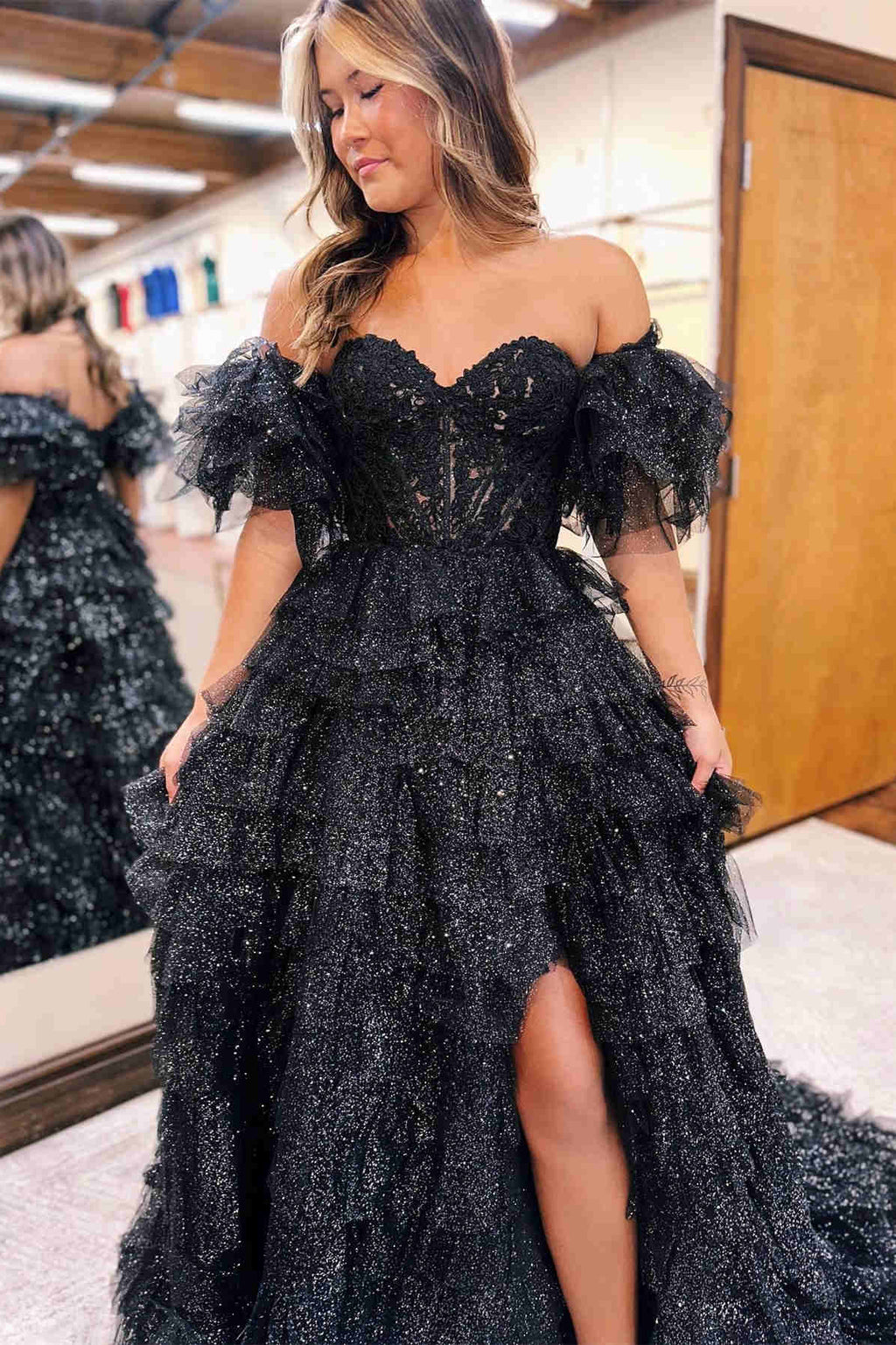 Vestido de graduación de tul brillante con hombros descubiertos y abertura.