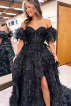 Vestido de graduación de tul brillante con hombros descubiertos y abertura.