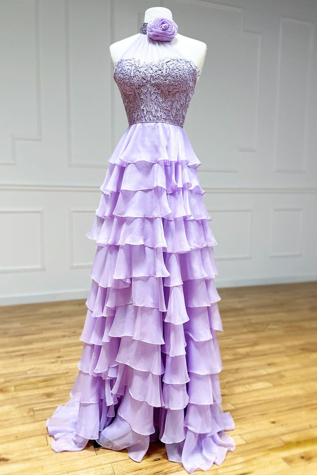 Vestido de fiesta de gasa con cuello alto, corte en A y volantes, adornado con flores en 3D.