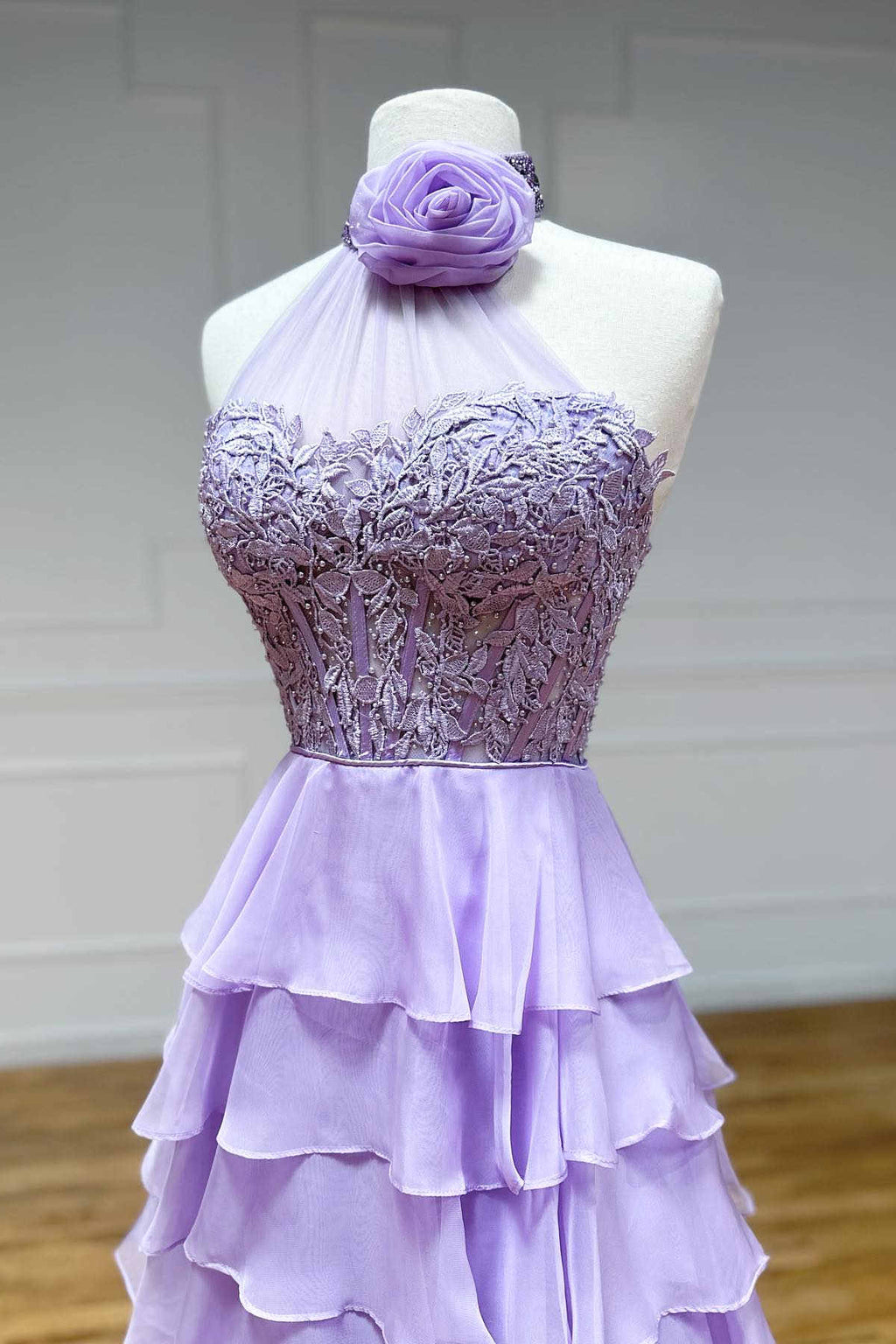 Vestido de fiesta de gasa con cuello alto, corte en A y volantes, adornado con flores en 3D.