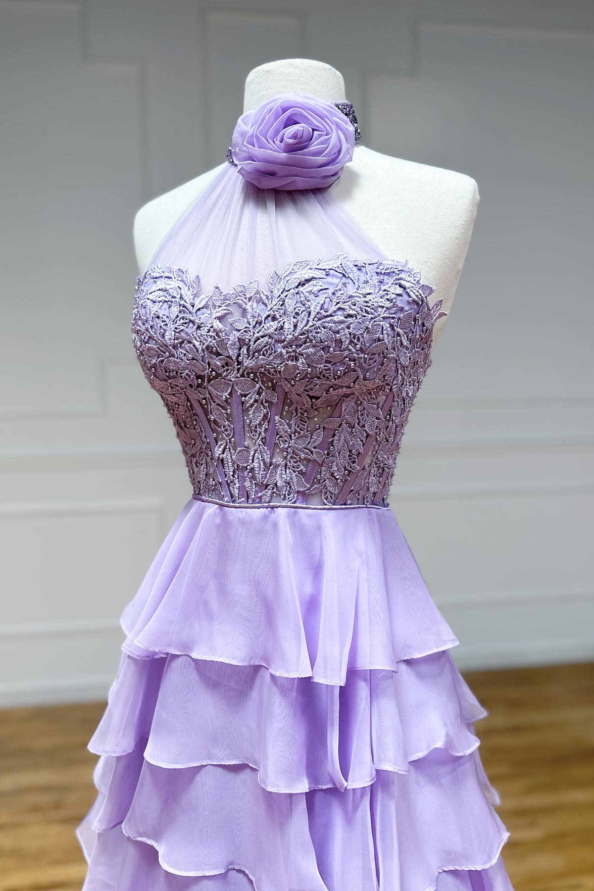 Vestido de fiesta de gasa con cuello alto, corte en A y volantes, adornado con flores en 3D.