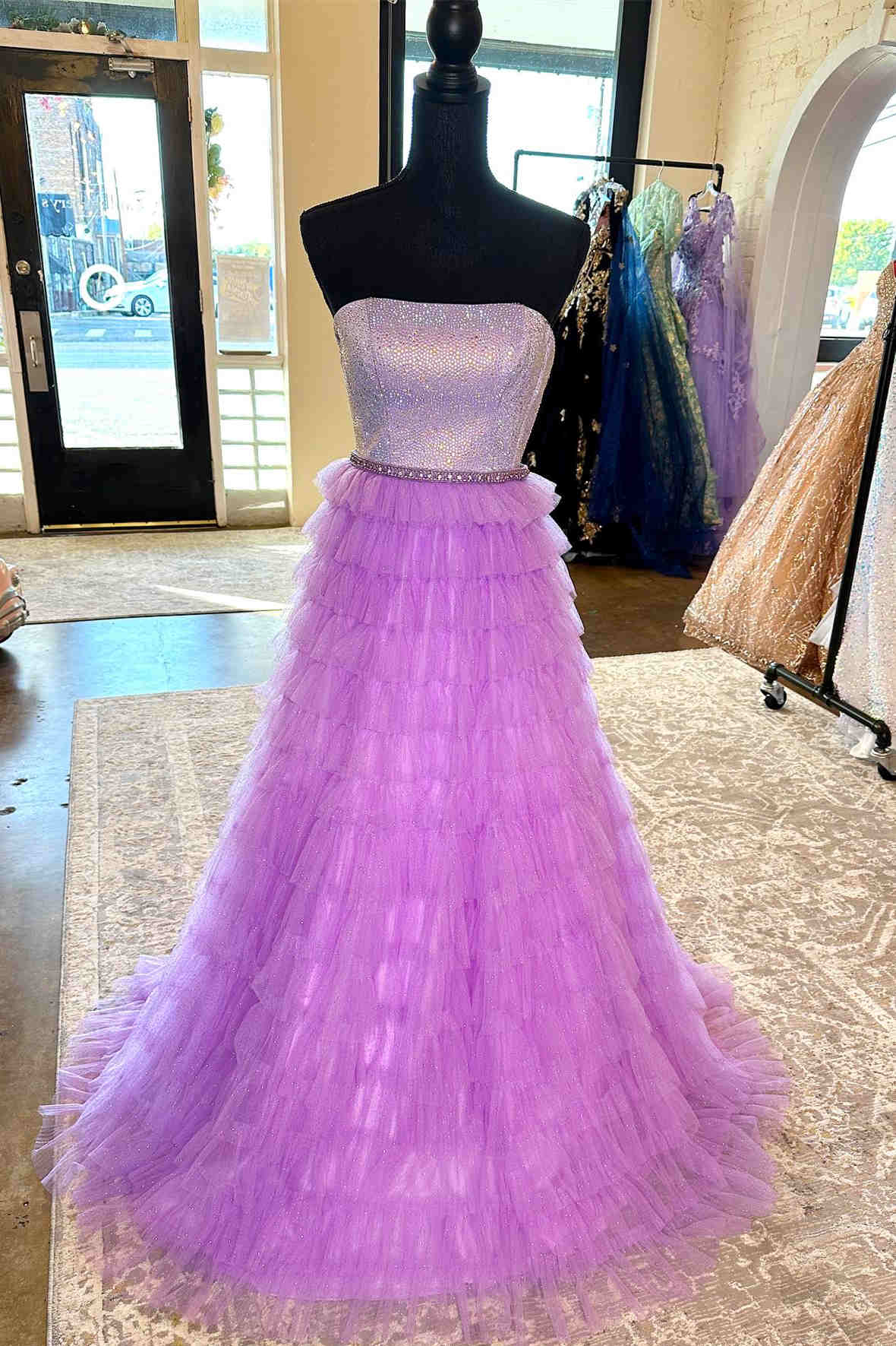 Vestido largo de fiesta lila sin tirantes, corte en A, con capas y pedrería
