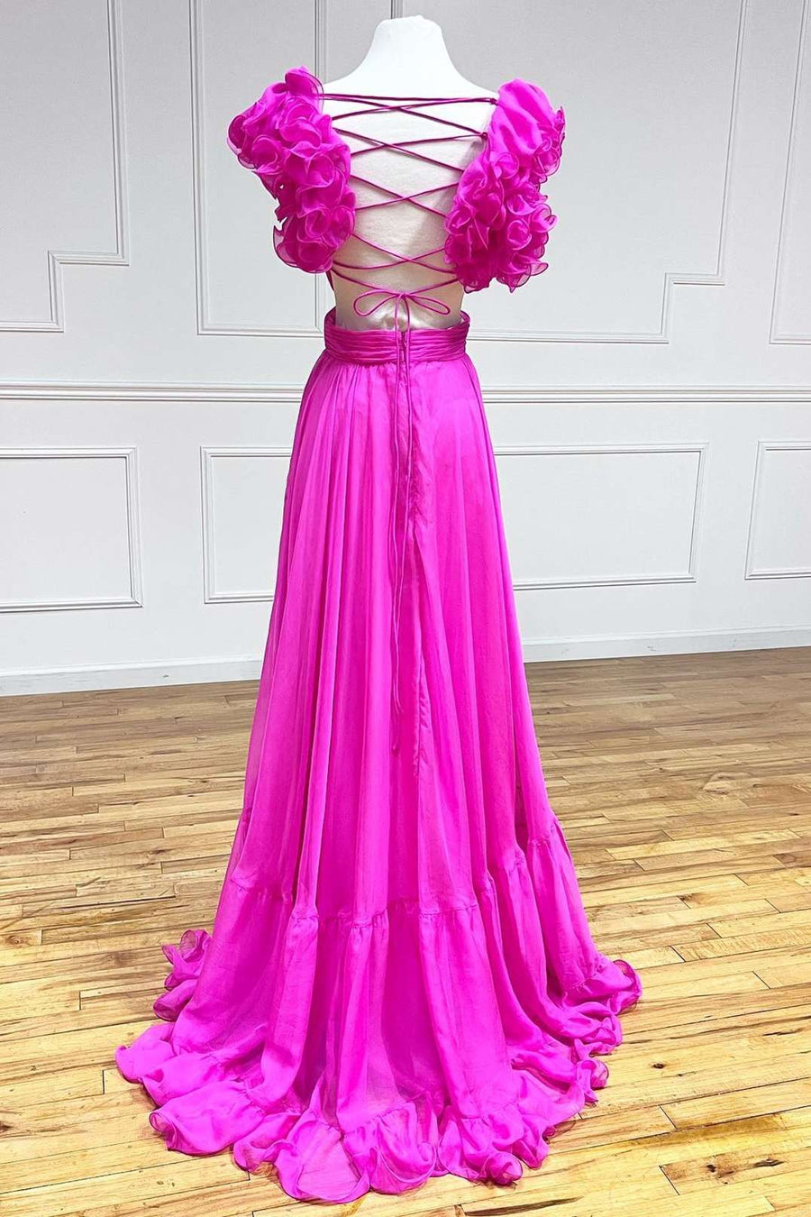 Robe de bal longue fuchsia à lacets, col en V, volants et plis