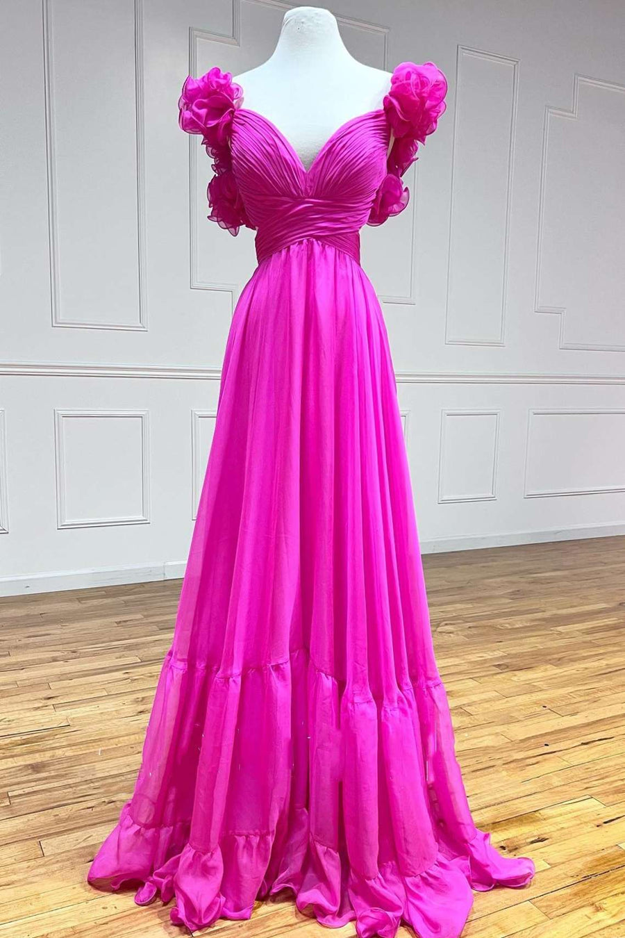 Robe de bal longue fuchsia à lacets, col en V, volants et plis