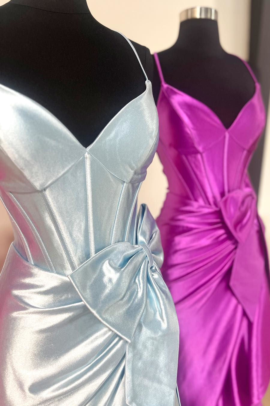 Vestido de fiesta de sirena de satén con tirantes, escote en V y lazo