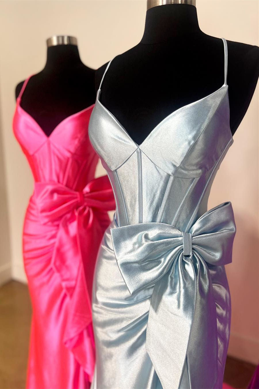 Vestido de fiesta de sirena de satén con tirantes, escote en V y lazo