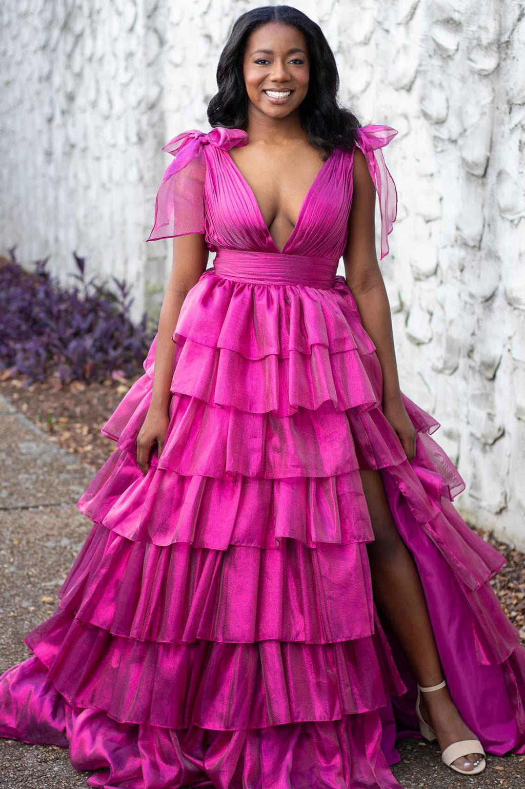 Vestido largo de fiesta rosa con escote pronunciado y volantes, con tirantes y lazos, de RGlitter.
