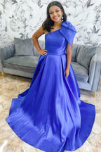 Robe de bal asymétrique en satin avec nœud papillon et poches