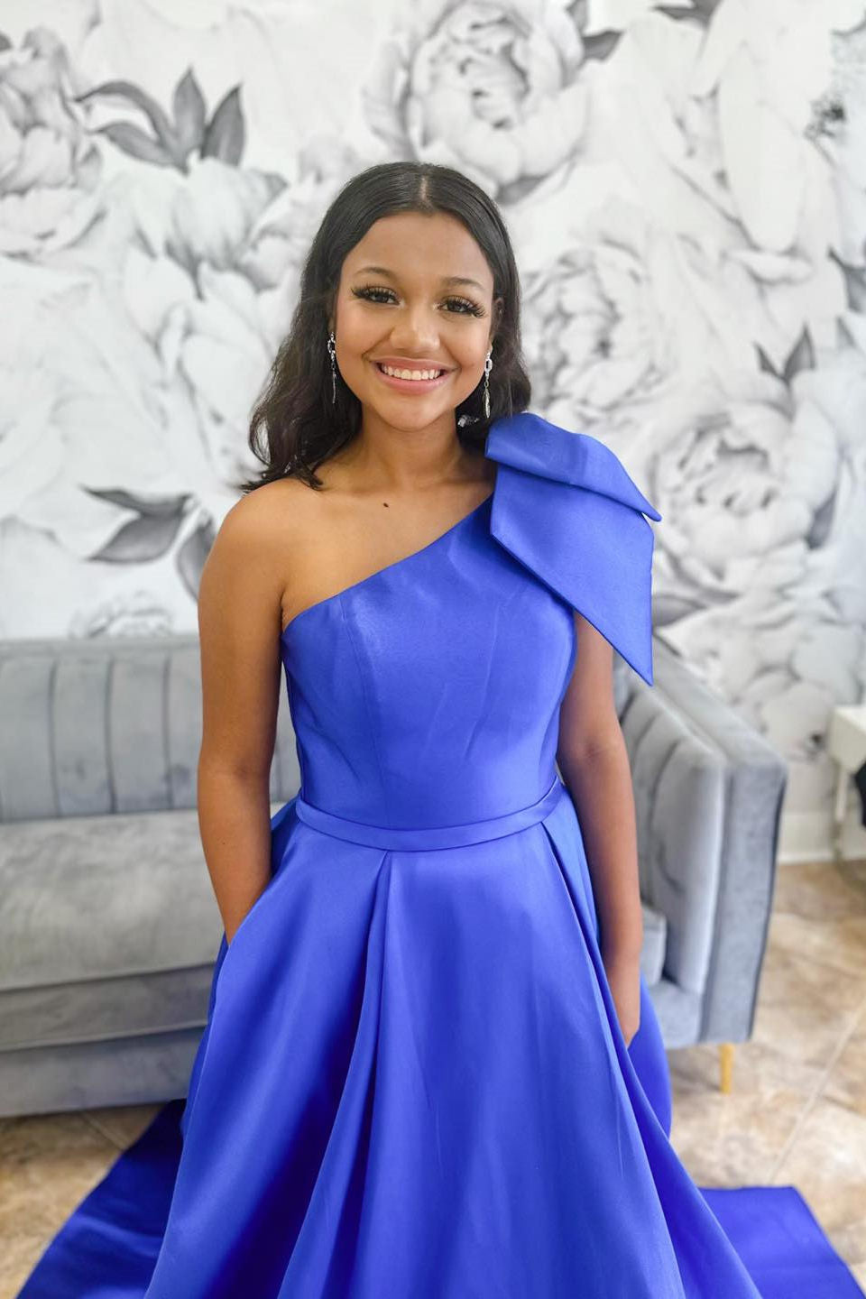 Robe de bal asymétrique en satin avec nœud papillon et poches