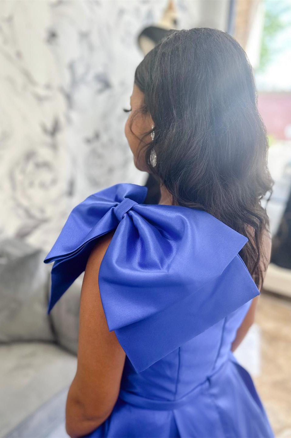 Robe de bal asymétrique en satin avec nœud papillon et poches
