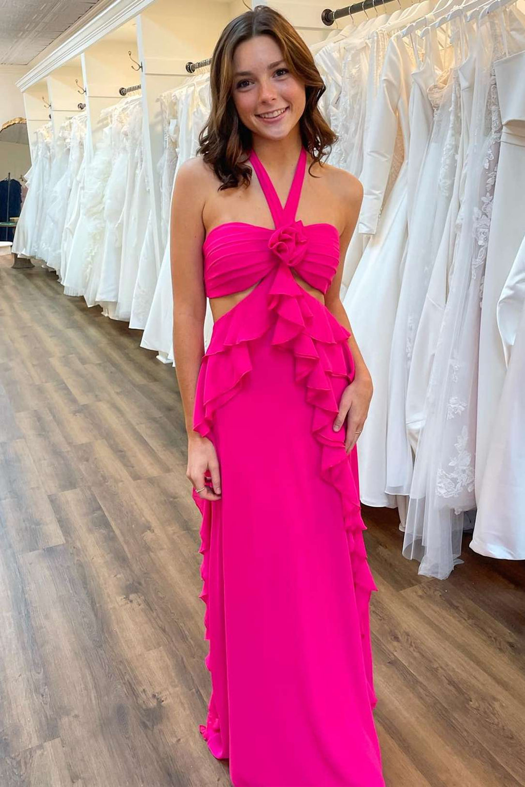 Vestido largo de gala magenta con escote halter y volantes