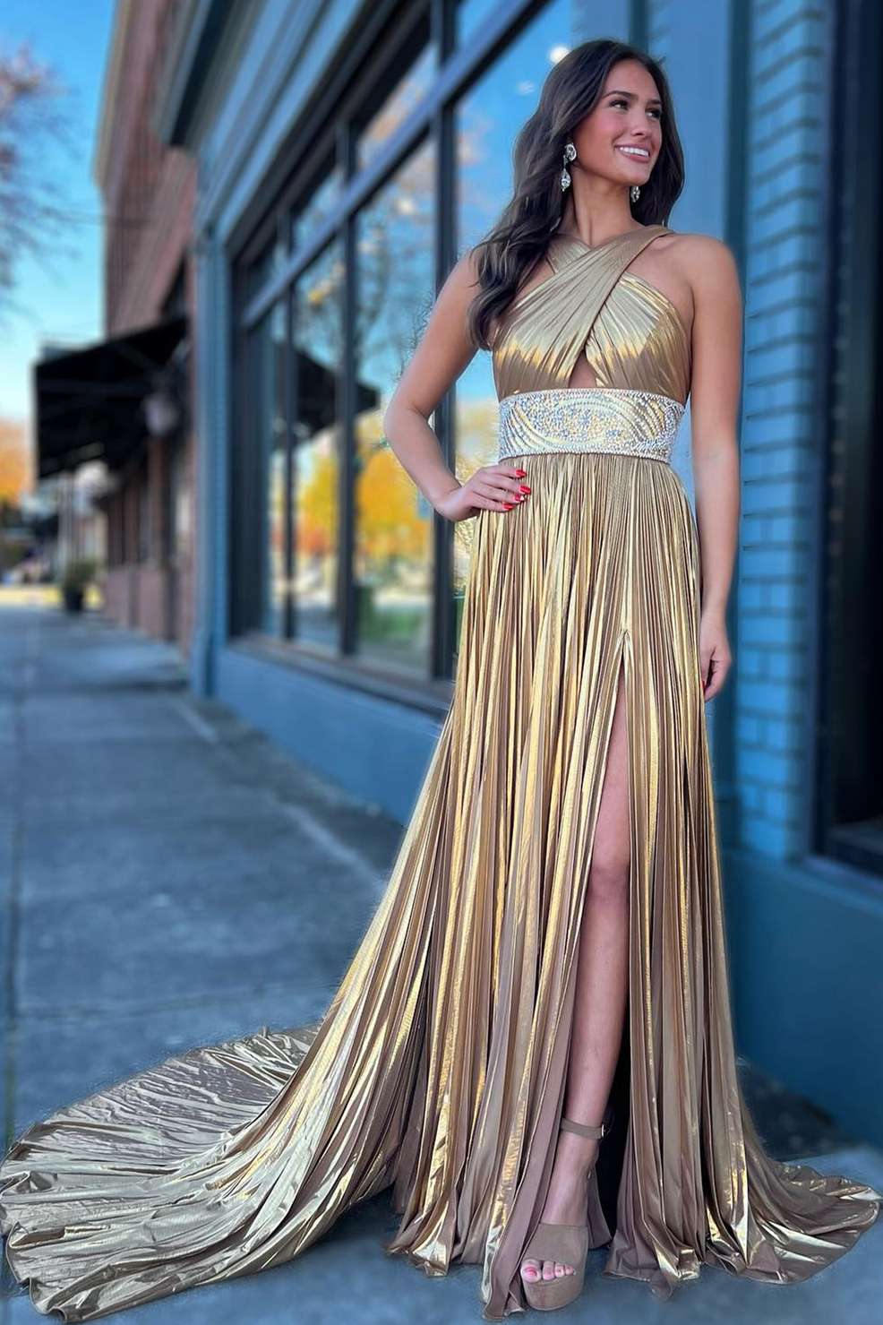 Vestido largo de fiesta metálico con tirantes cruzados plisados