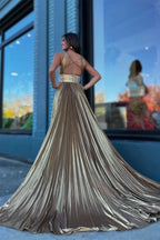 Vestido largo de fiesta metálico con tirantes cruzados plisados