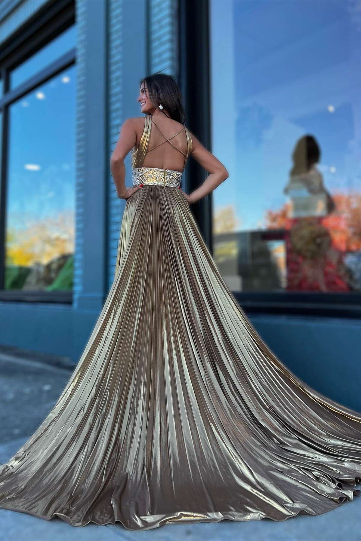 Vestido largo de fiesta metálico con tirantes cruzados plisados