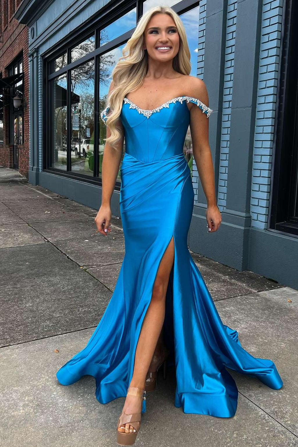 Robe de bal sirène bleue à épaules dénudées et perles, fendue.