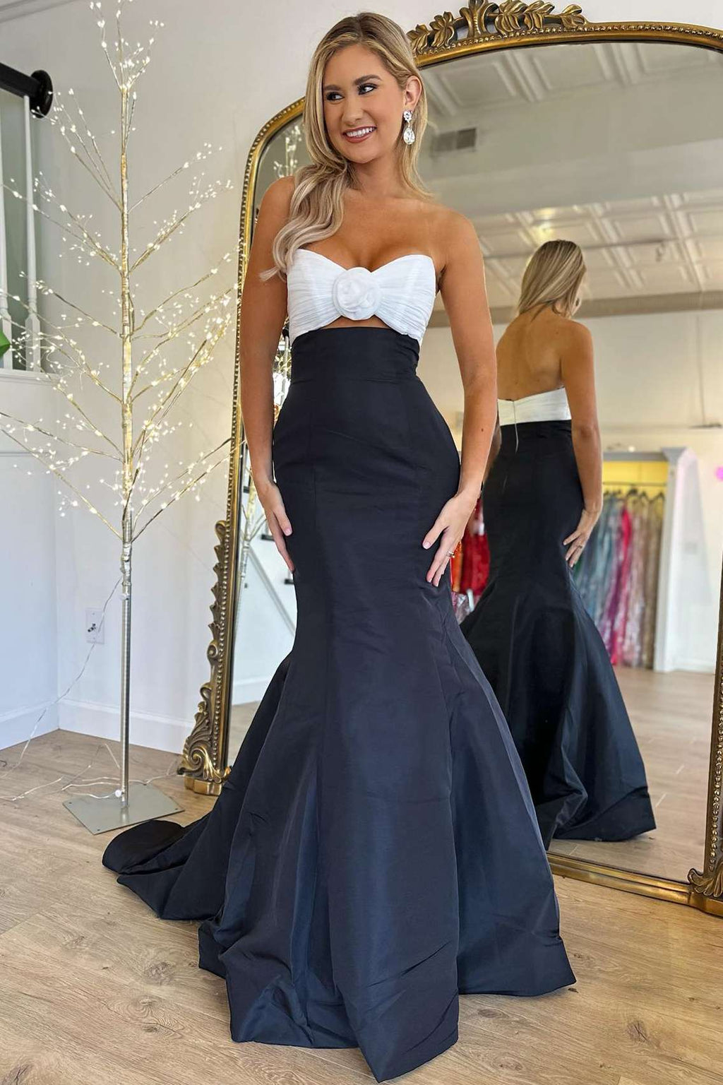 Vestido de fiesta sirena sin tirantes blanco y negro con fruncido