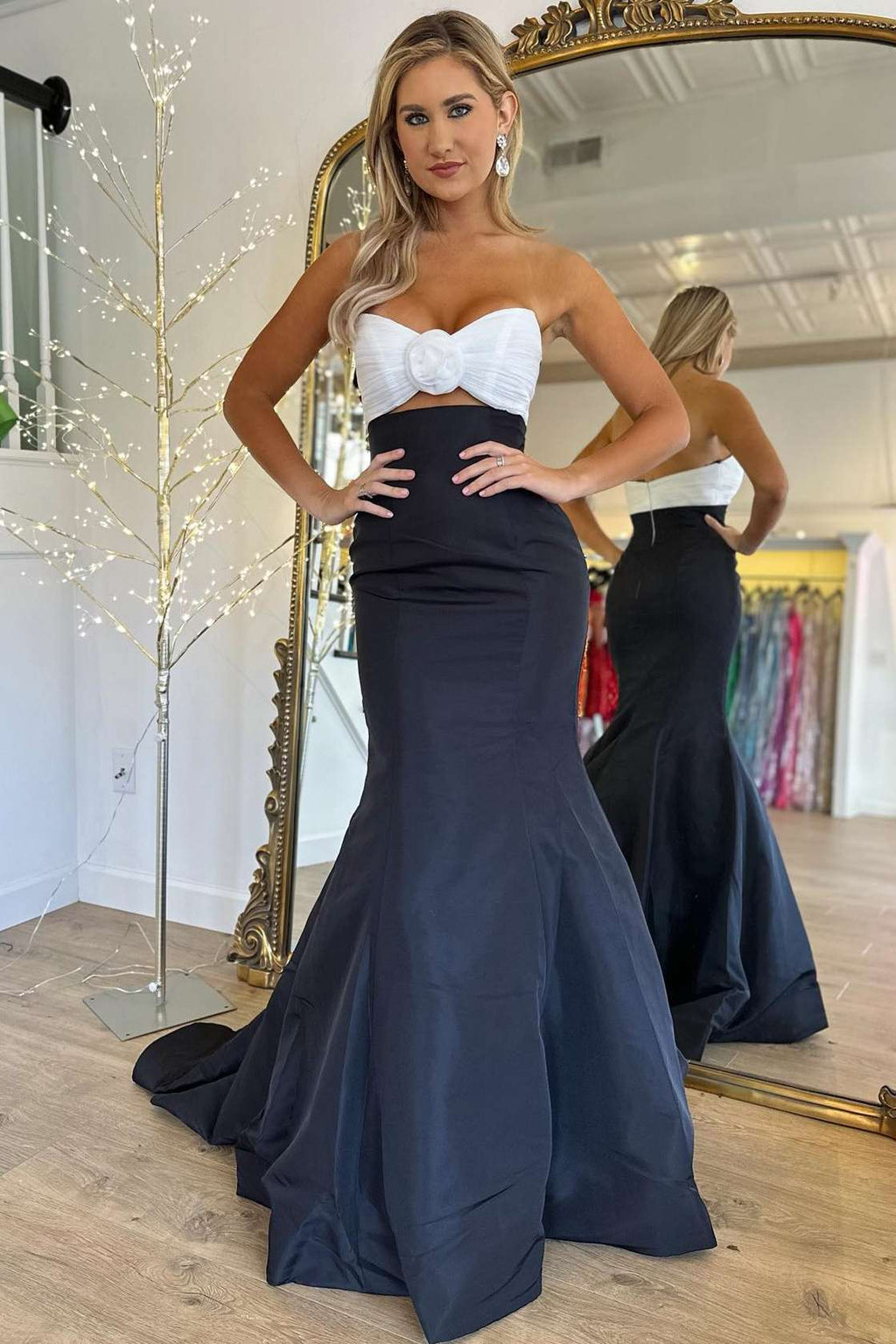 Vestido de fiesta sirena sin tirantes blanco y negro con fruncido