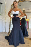 Vestido de fiesta sirena sin tirantes blanco y negro con fruncido