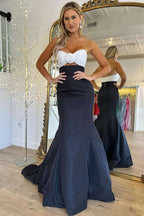 Vestido de fiesta sirena sin tirantes blanco y negro con fruncido