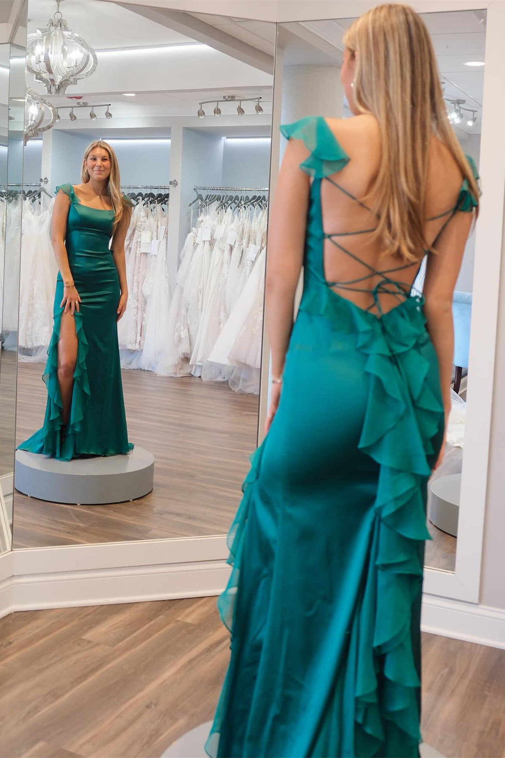 Ailani | Vestido de graduación verde esmeralda con escote cuadrado, volantes y abertura
