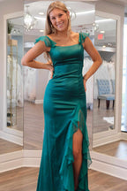 Vestido de graduación verde esmeralda con escote cuadrado, volantes y abertura