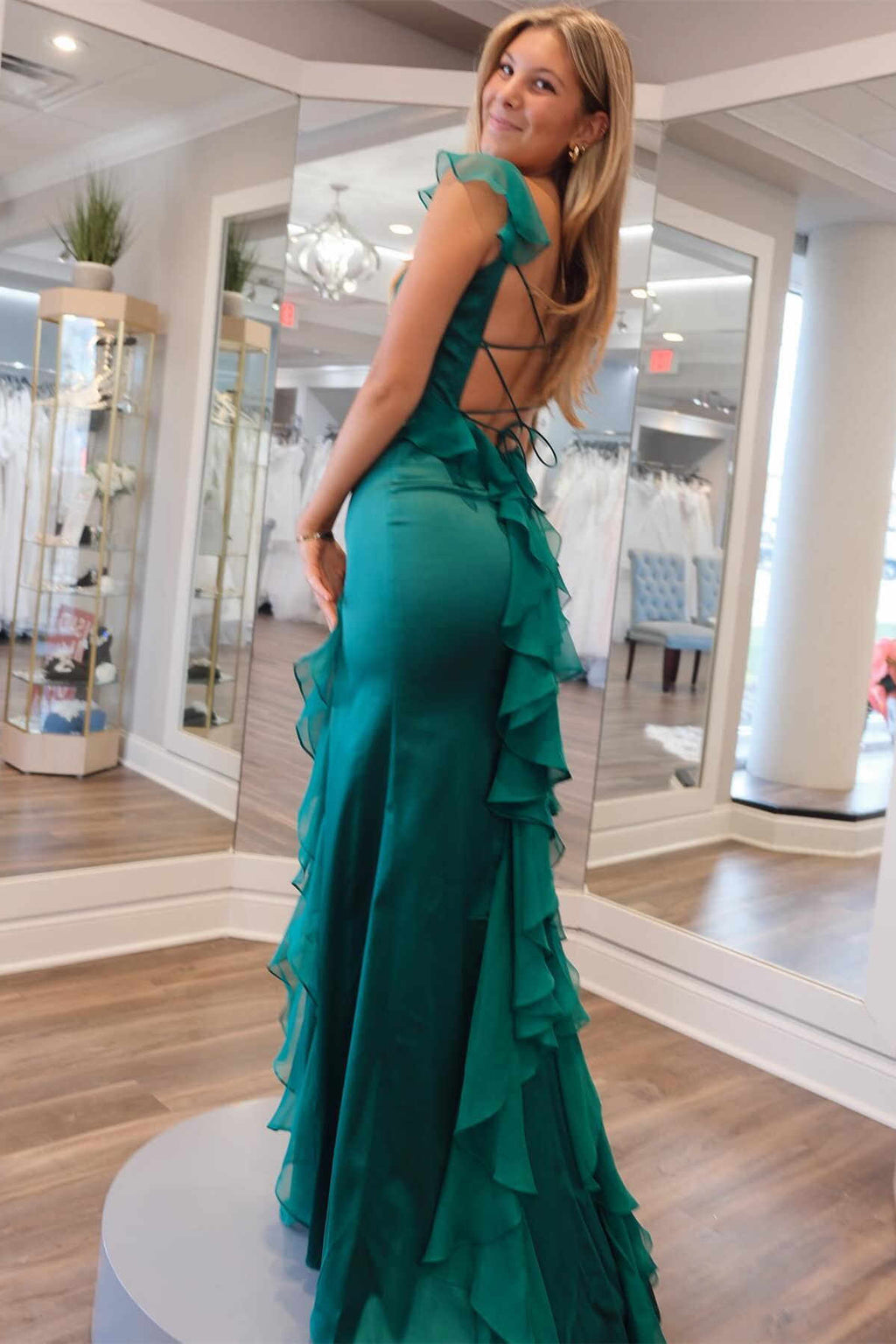Vestido de graduación verde esmeralda con escote cuadrado, volantes y abertura