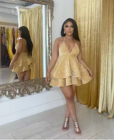 Vestido corto de cóctel negro brillante y sexy con espalda descubierta y lentejuelas escalonadas, ideal para fiestas de graduación o eventos nocturnos. Vestido negro para baile de bienvenida Y1504