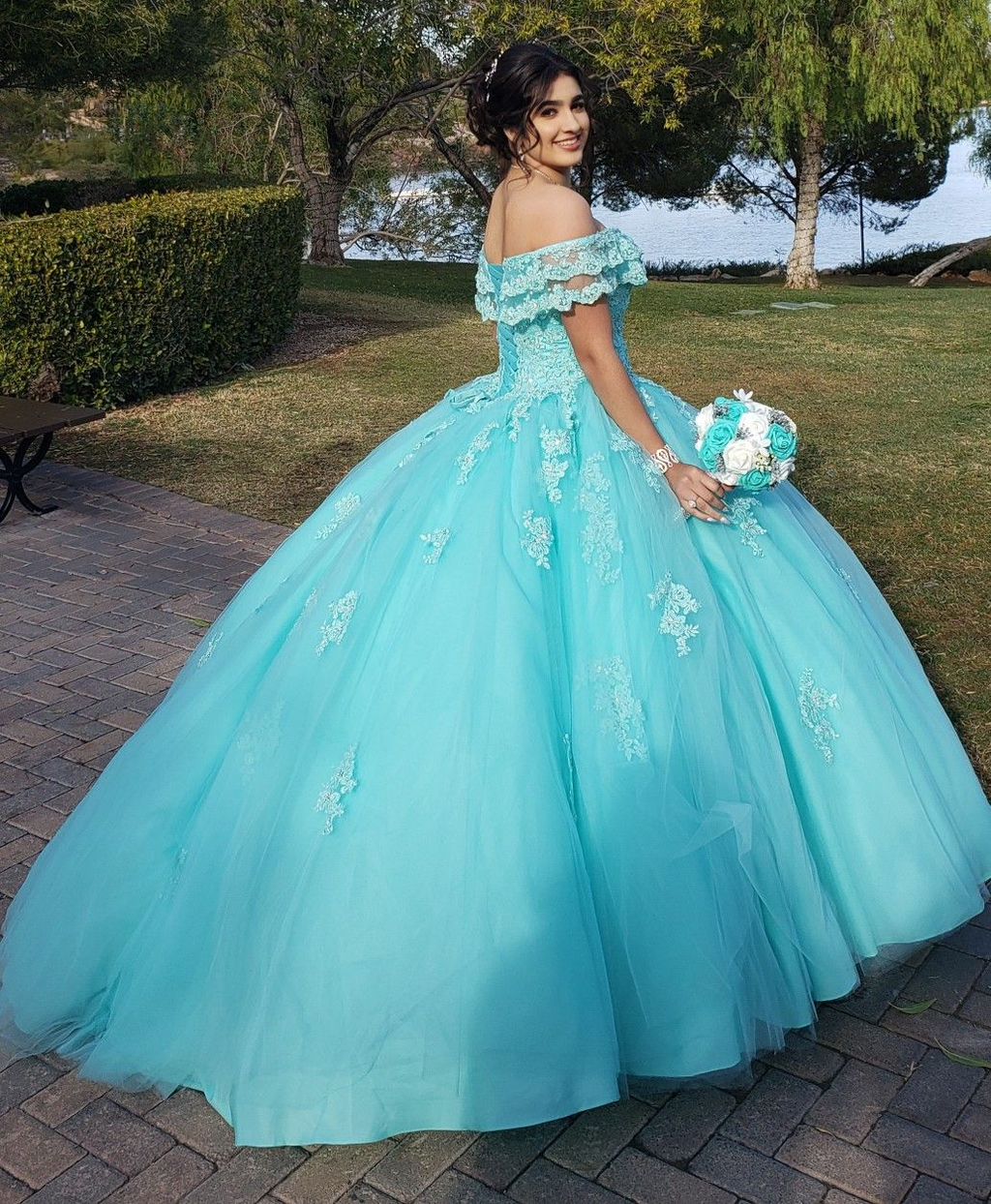 Vestido de princesa de tul y encaje con hombros descubiertos Y3087