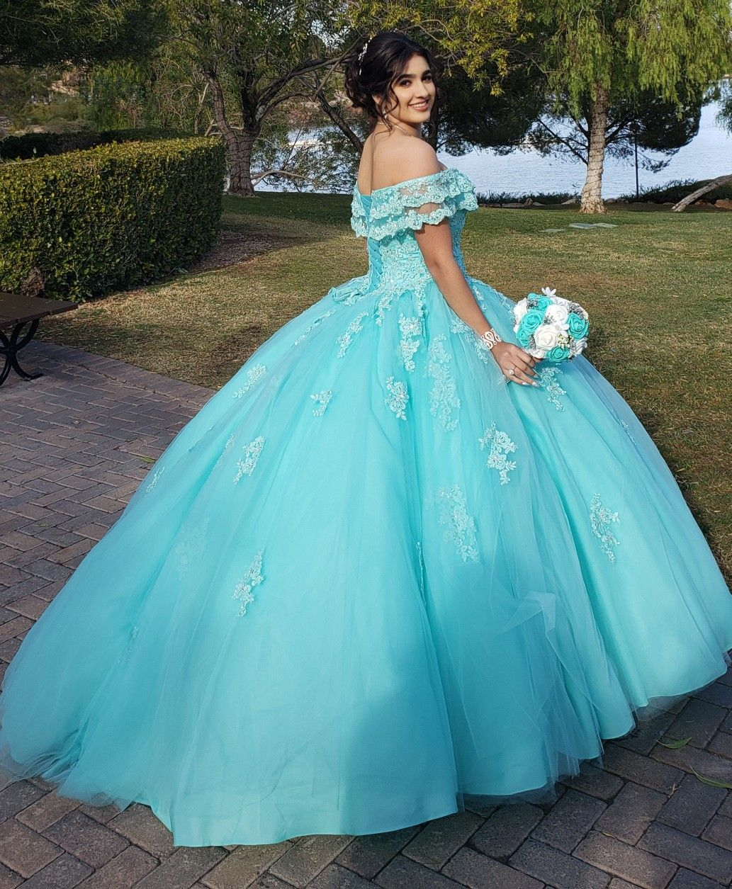 Vestido de princesa de tul y encaje con hombros descubiertos Y3087