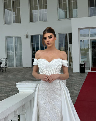 Fabulosos vestidos de novia blancos de encaje con apliques, corte en A, hombros descubiertos y sin mangas.