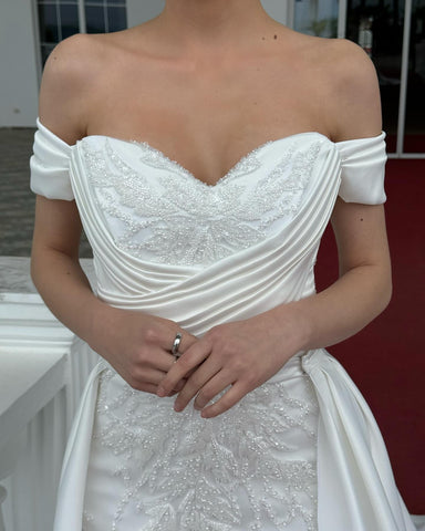 Fabulosos vestidos de novia blancos de encaje con apliques, corte en A, hombros descubiertos y sin mangas.