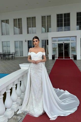 Fabulosos vestidos de novia blancos de encaje con apliques, corte en A, hombros descubiertos y sin mangas.