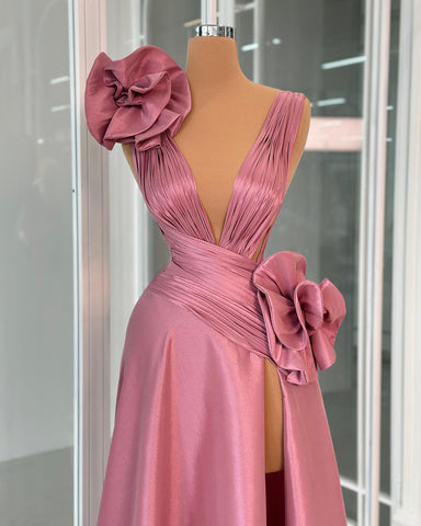 Fabuloso vestido de graduación de satén con escote en V, sin mangas, volantes y abertura, corte en A.