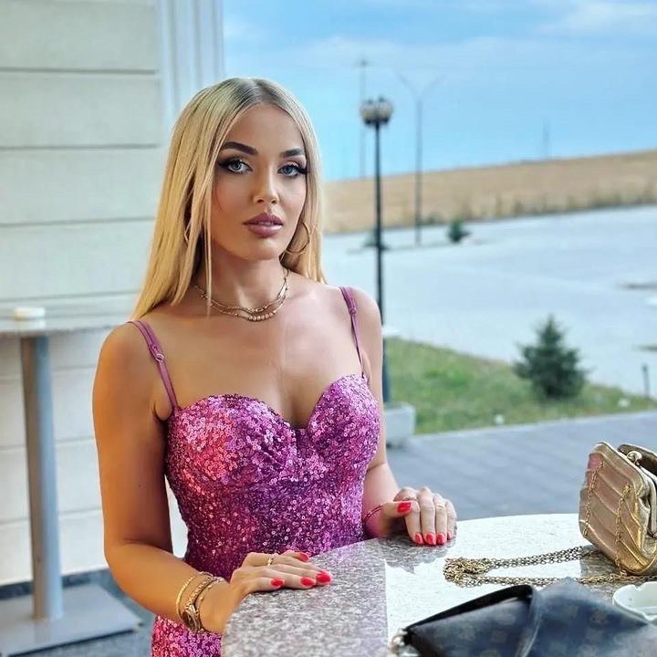 Superbe robe de bal en satin à paillettes, décolleté en cœur, sans manches, fendue sur le devant