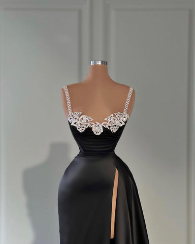 Superbe robe de bal longue noire trapèze à bretelles et cristaux, sans manches, avec fente