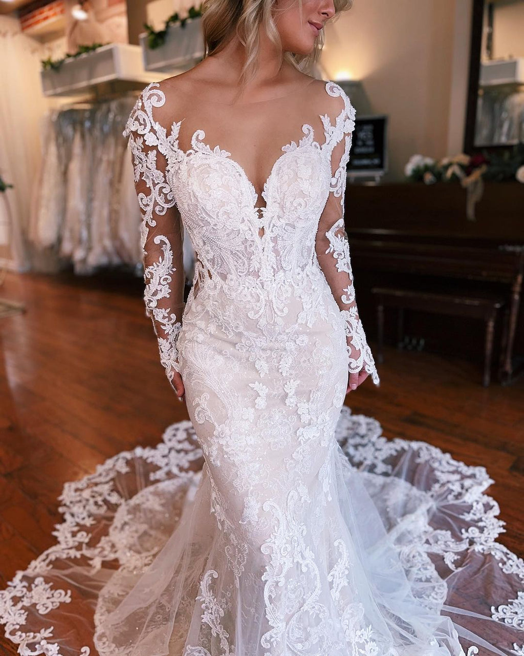 Magnifique robe de mariée sirène longue dos nu en dentelle avec décolleté en V et traîne amovible
