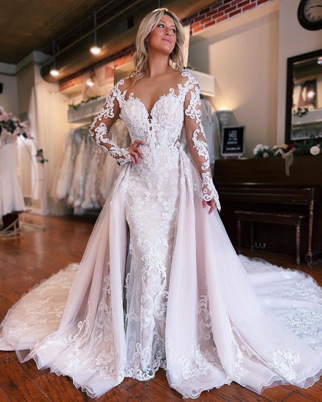 Magnifique robe de mariée sirène longue dos nu en dentelle avec décolleté en V et traîne amovible