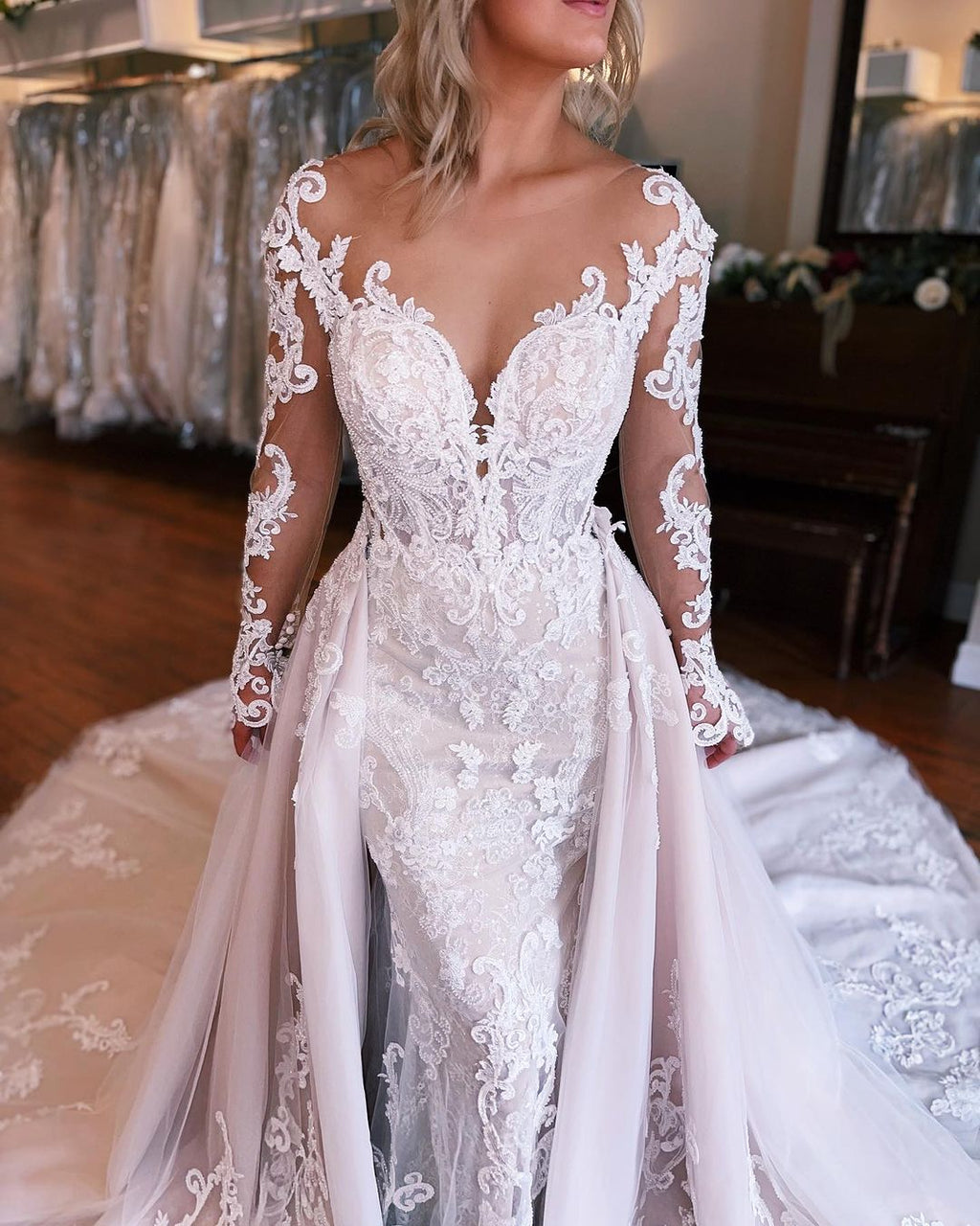 Magnifique robe de mariée sirène longue dos nu en dentelle avec décolleté en V et traîne amovible