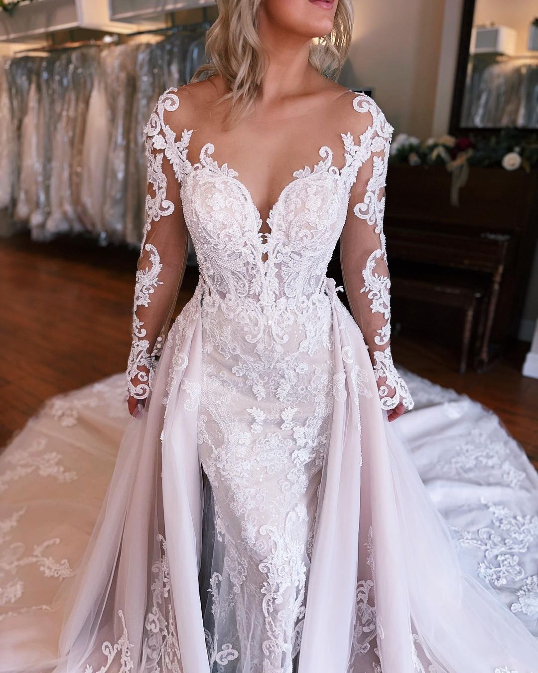 Magnifique robe de mariée sirène longue dos nu en dentelle avec décolleté en V et traîne amovible