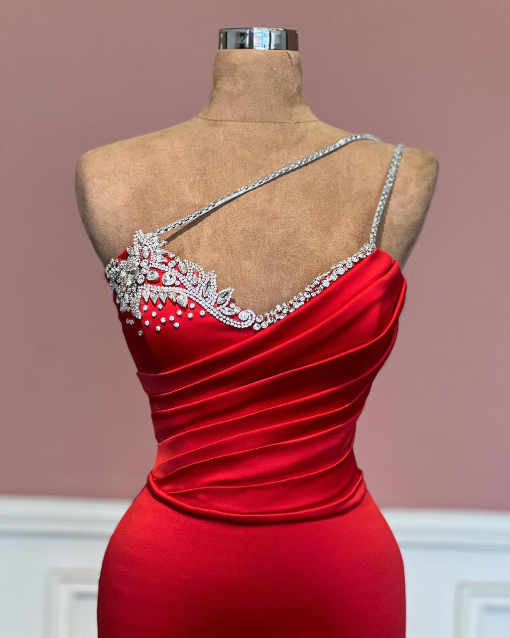Fabuloso vestido largo rojo de sirena con un solo hombro y joyas para baile de graduación