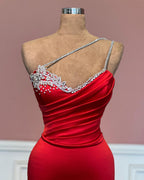 Fabuloso vestido largo rojo de sirena con un solo hombro y joyas para baile de graduación