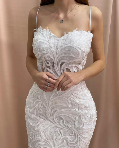 Robe de mariée sirène fabuleuse, décolleté cœur, sans manches, ornée d'appliques, en tulle et satin, robe de mariée en satin et tulle, ornée d'appliques.