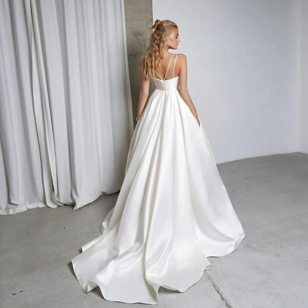 Vestidos de novia sencillos de corte A con tirantes fruncidos y pliegues sexys