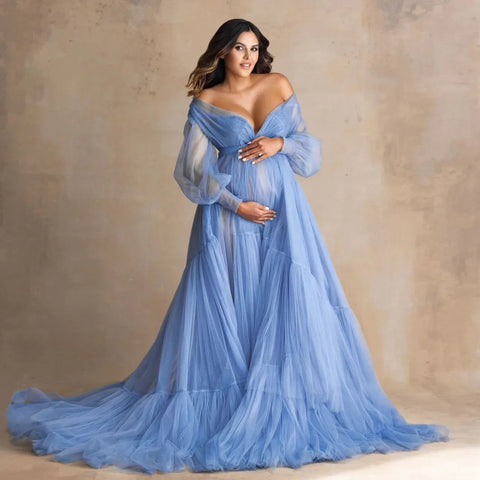 6117#Vestido de maternidad azul esponjoso con volantes y tul para sesión de fotos, con hombros descubiertos, ideal para fotografía de embarazo. Incluye fajín.