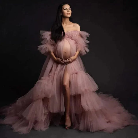 Sesión de fotos de vestido de maternidad con volantes y hombros descubiertos VMR23
